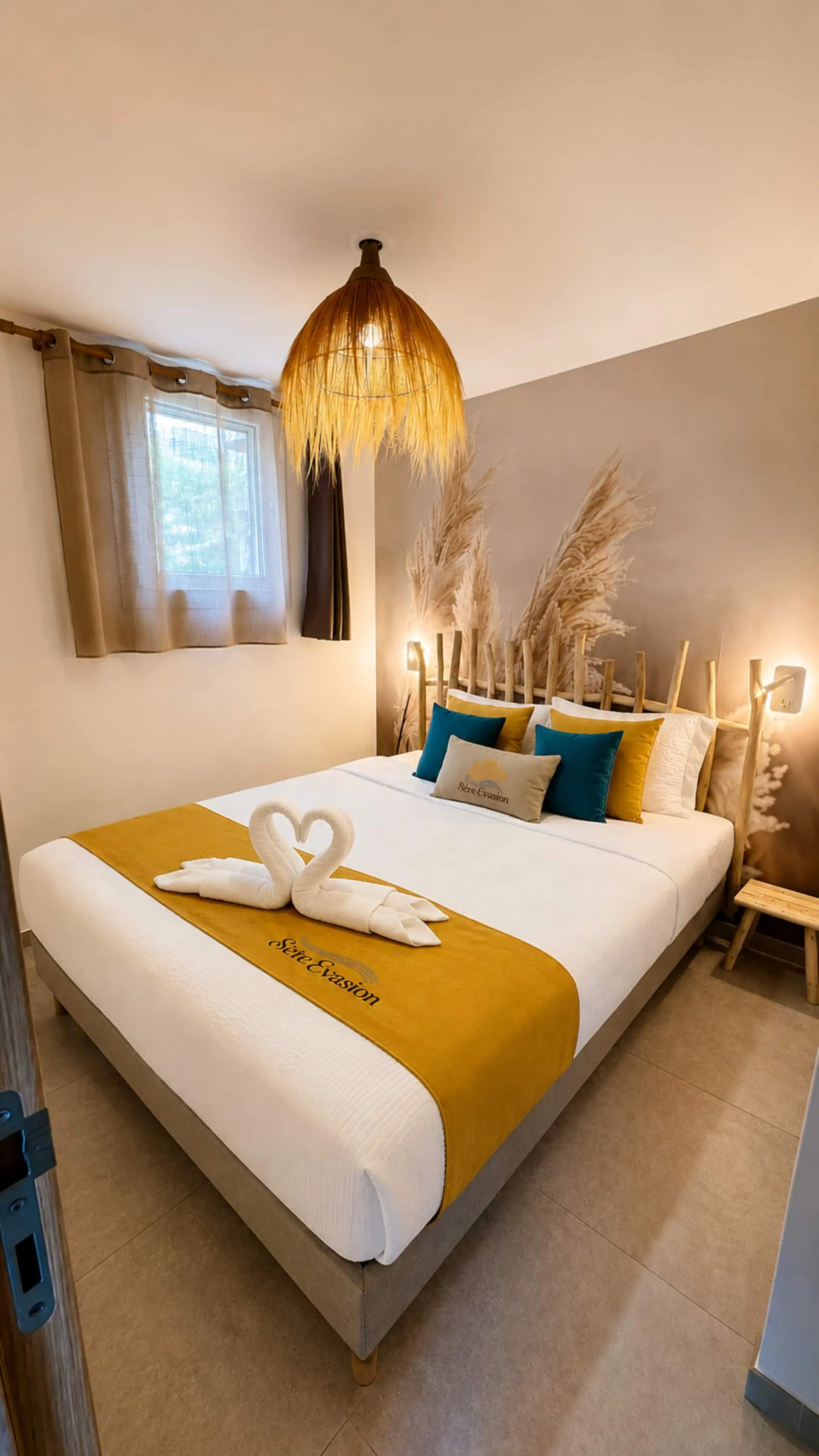 Chambre parentale de Sète Évasion avec lit queen 160 x 200 et suspension en rotin