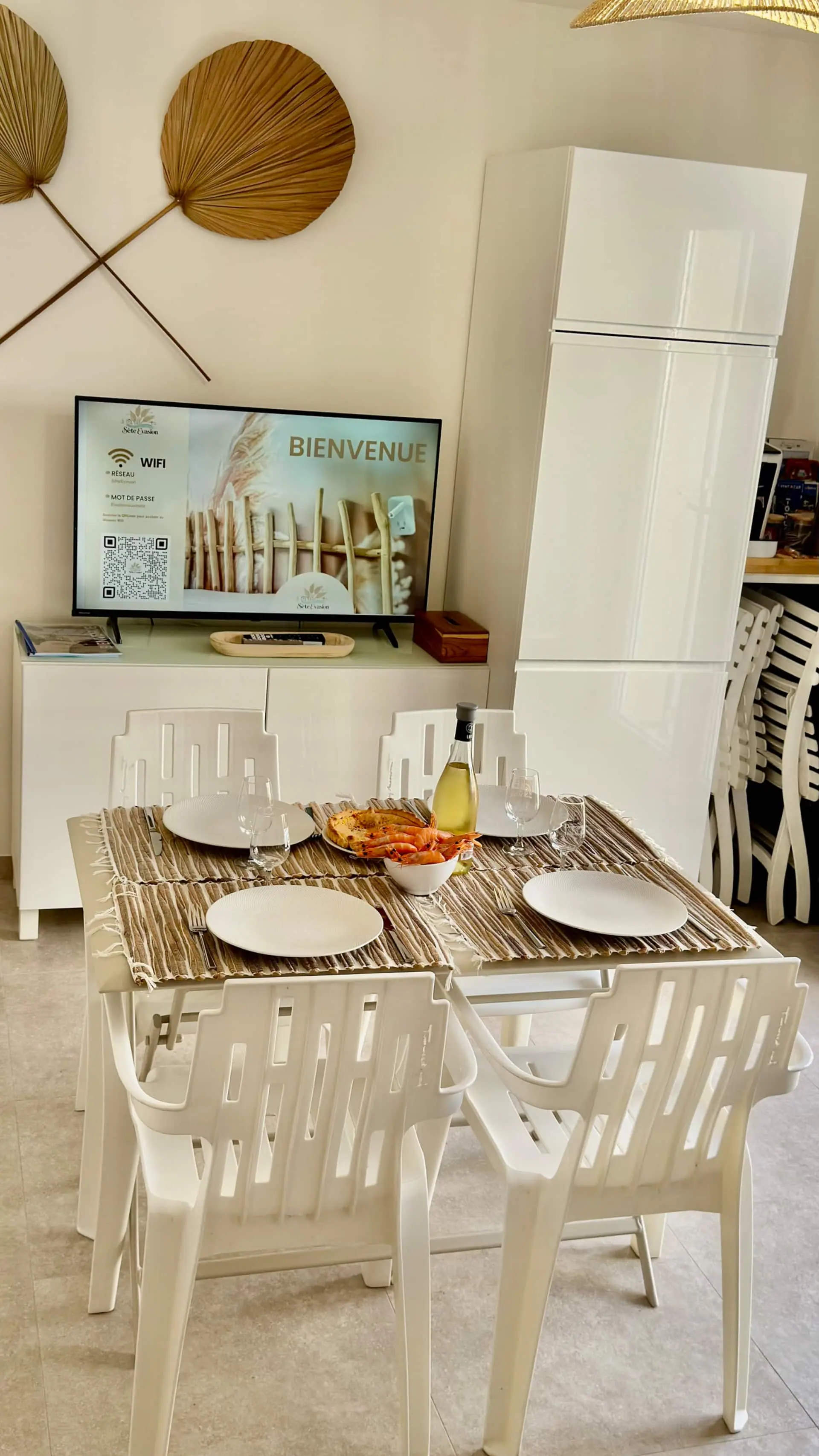 Coin repas avec table dressée et chaises blanches