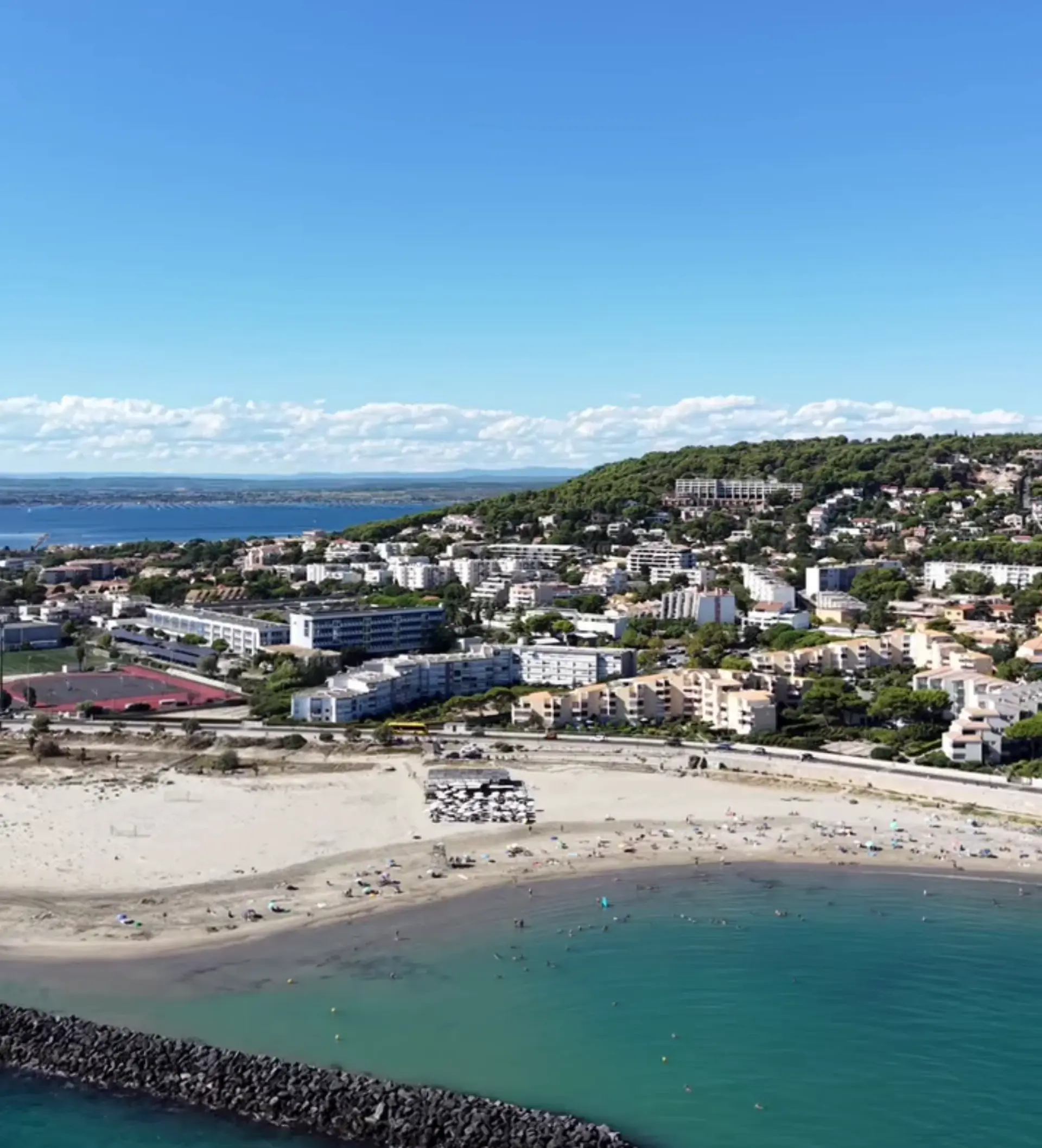 Vue aérienne de la plage et du quartier des Quilles à Sète, au bord de la Méditerranée