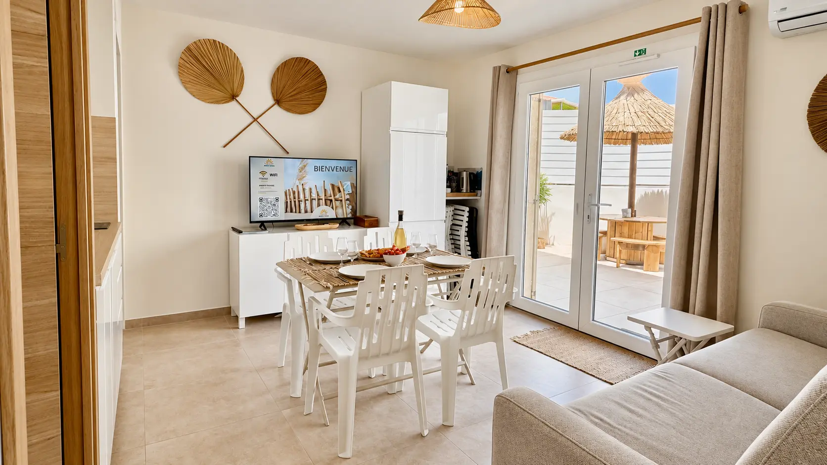 Séjour lumineux ouvert sur la cuisine équipée de l'appartement Sète Évasion