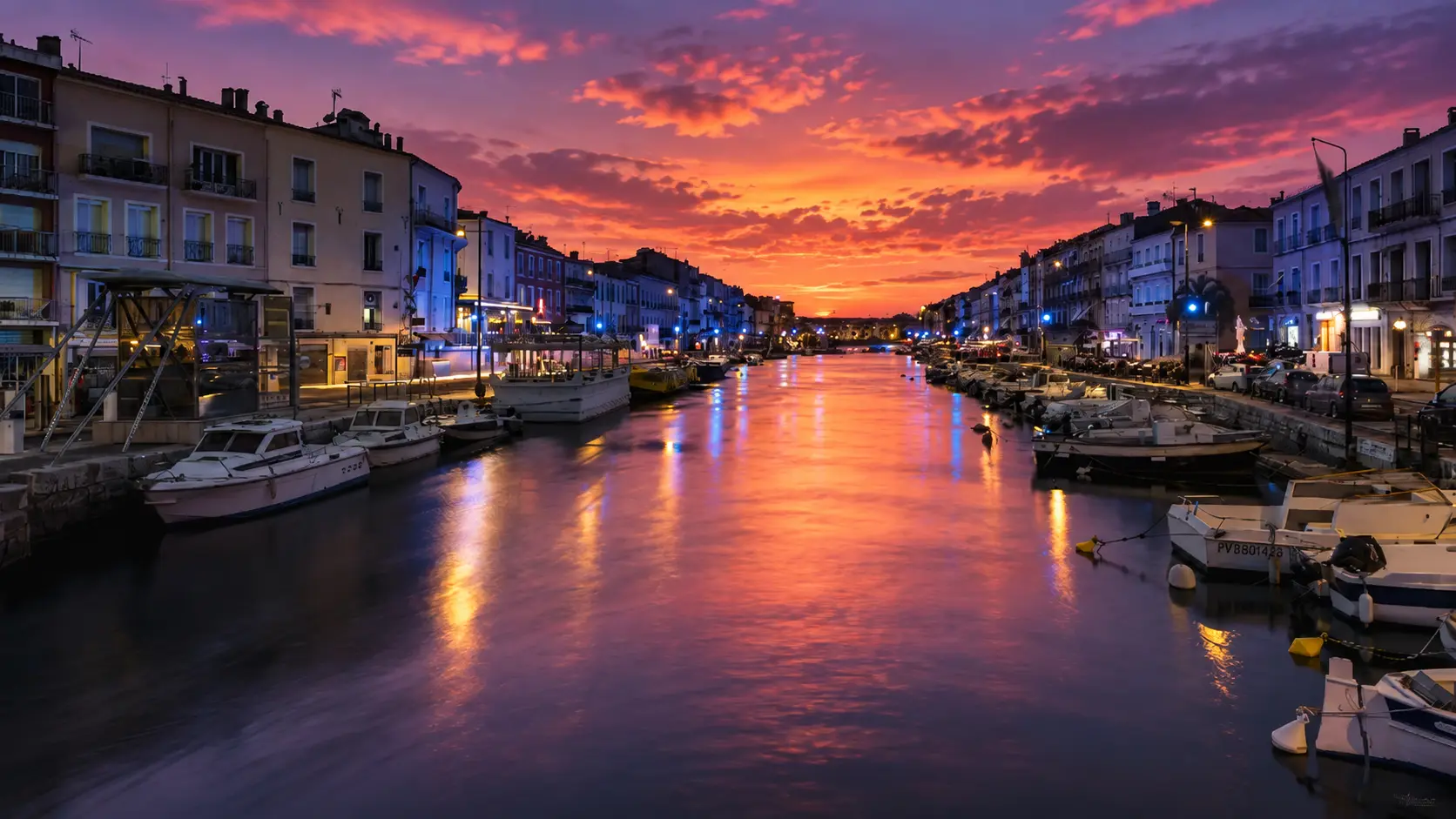 Le canal de Sète au crépuscule, quais illuminés et bateaux amarrés